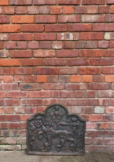 A wonderful cast iron fire back decorated with guardant leopard. - Image 4