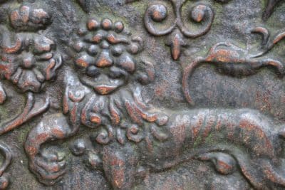 A wonderful cast iron fire back decorated with guardant leopard. - Image 5