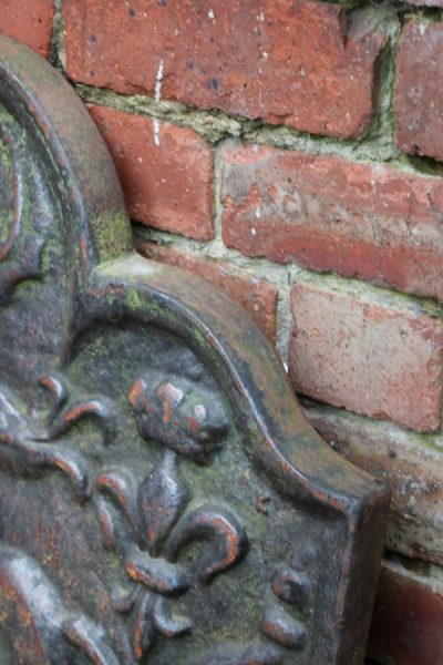 A wonderful cast iron fire back decorated with guardant leopard. - Image 7