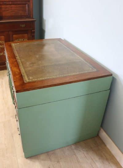 A lovely mahogany twin pedestal desk. early 20th century Antique Desks 7