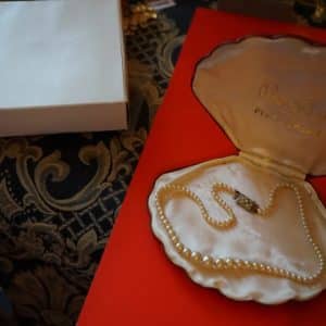 Vintage 17″ Pearl Graduated Pearl Necklace & Oyster Shell Box Boxed Pearl Necklaces Antique Jewellery