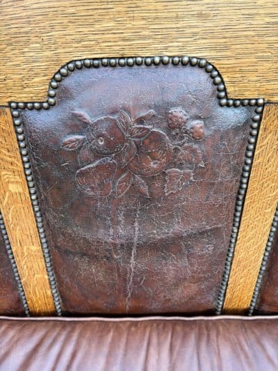 Arts & Crafts Oak and Leather Settle - Image 4