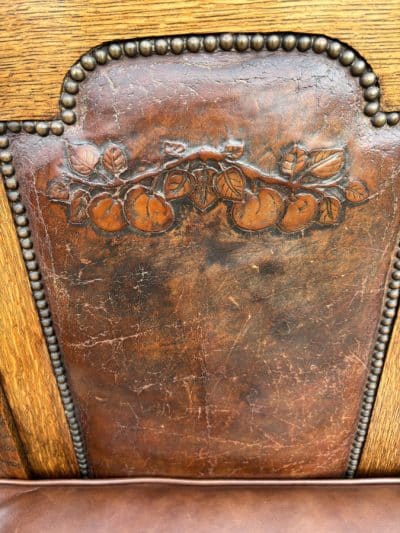 Arts & Crafts Oak and Leather Settle - Image 2