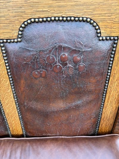 Arts & Crafts Oak and Leather Settle - Image 5