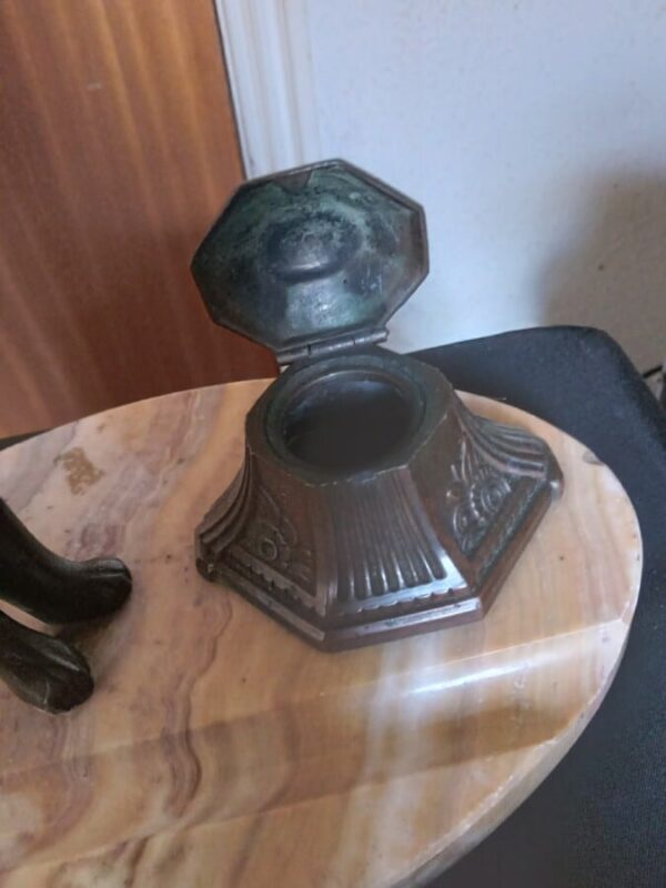 A BRONZE DOG/INKWELL ON MARBLE BASE. EDWARDIAN - Image 3