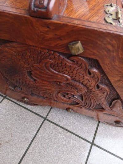 AN ITALIAN, HEAVILY CARVED COAL BOX. Antique Boxes 6
