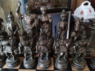 A LARGE and HEAVY CAST ITALIAN CHESS SET.  Roman Style.( see description) Antique Collectibles 5