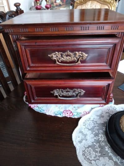 A CHARMING EDWARDIAN ( c1906) TABLE TOP CABINET with 2 DRAWERS. ROSEWOOD. Antique Cabinets 4