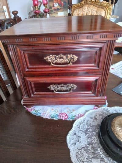 A CHARMING EDWARDIAN ( c1906) TABLE TOP CABINET with 2 DRAWERS. ROSEWOOD. Antique Cabinets 3