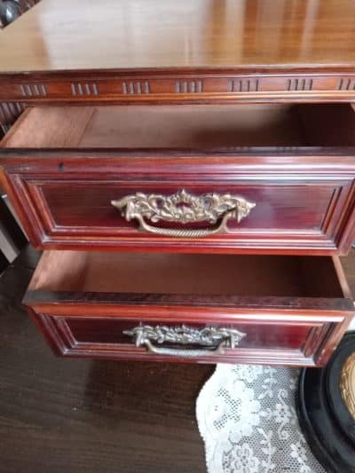 A CHARMING EDWARDIAN ( c1906) TABLE TOP CABINET with 2 DRAWERS. ROSEWOOD. - Image 4