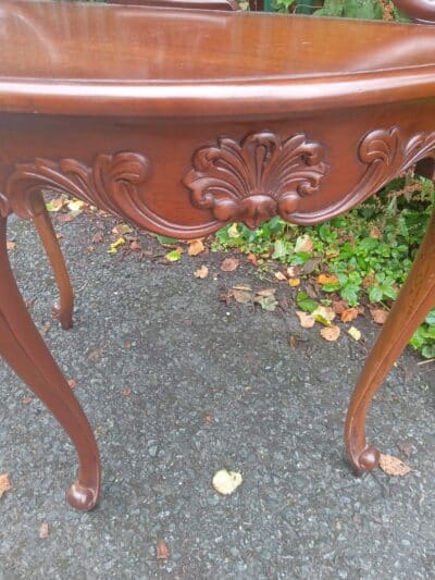 A DEMI-LUNE SIDE TABLE. - Image 3