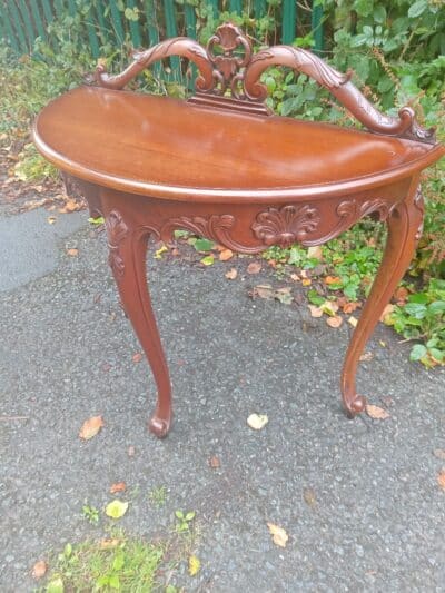 A DEMI-LUNE SIDE TABLE. - Image 4
