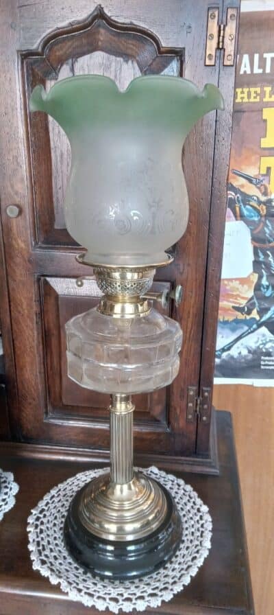 BRASS COLUMN VICTORIAN OIL LAMP Bedroom Antiques 3