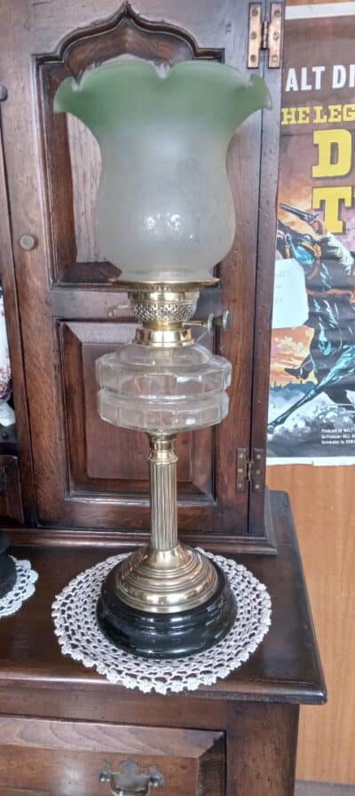 BRASS COLUMN VICTORIAN OIL LAMP Bedroom Antiques 7