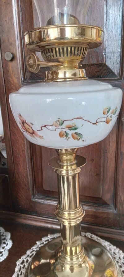 A BRASS COLUMN VICTORIAN OIL LAMP with CERAMIC RESERVOIR. (1870/80'S) - Image 3