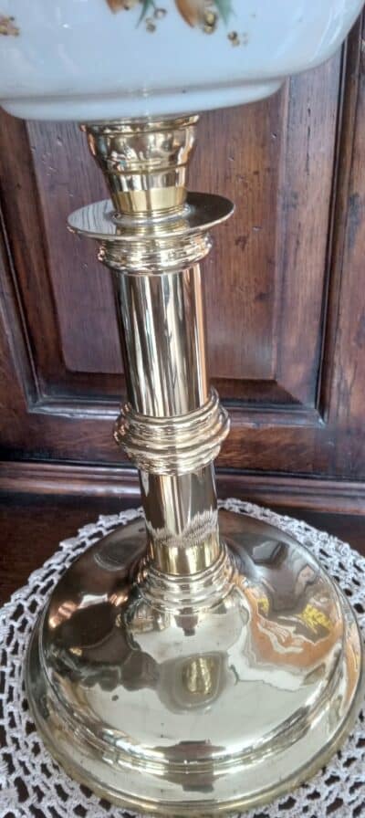 A BRASS COLUMN VICTORIAN OIL LAMP with CERAMIC RESERVOIR. (1870/80'S) - Image 4