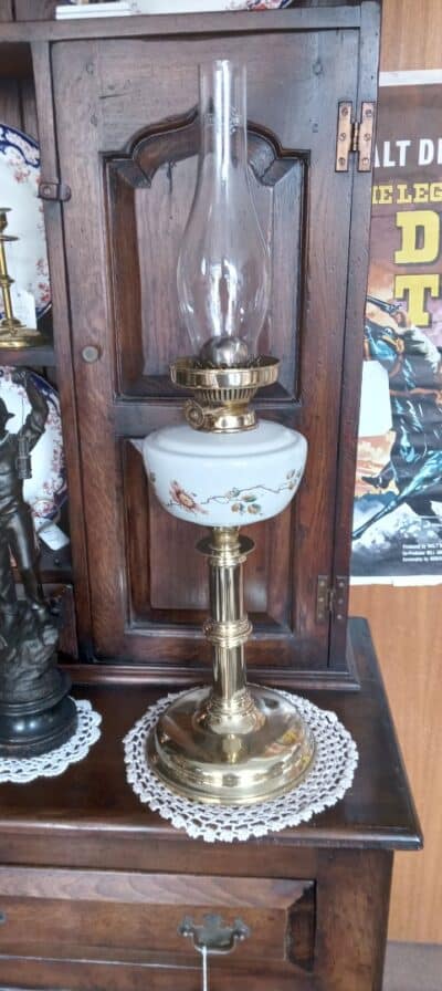 A BRASS COLUMN VICTORIAN OIL LAMP with CERAMIC RESERVOIR. (1870/80’S) Bedroom Antiques 7