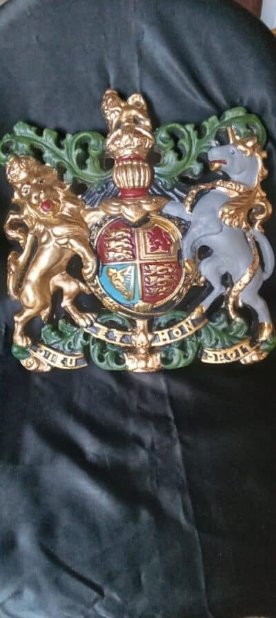A RESIN ROYAL COAT OF ARMS—i WAS NOT AWARDED THIS! Antique Collectibles 3