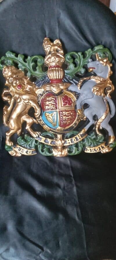 A RESIN ROYAL COAT OF ARMS---i WAS NOT AWARDED THIS!