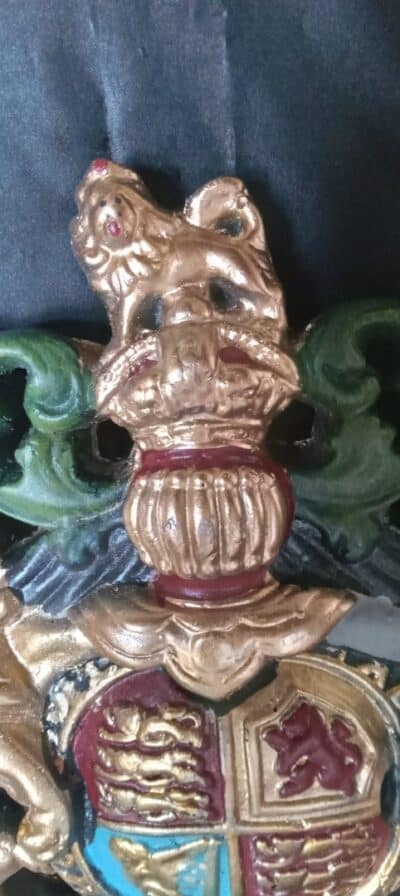 A RESIN ROYAL COAT OF ARMS---i WAS NOT AWARDED THIS! - Image 2