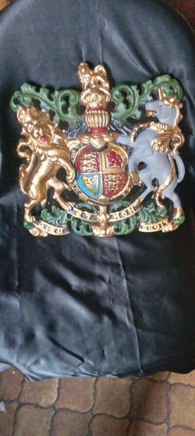 A RESIN ROYAL COAT OF ARMS—i WAS NOT AWARDED THIS! Antique Collectibles 7