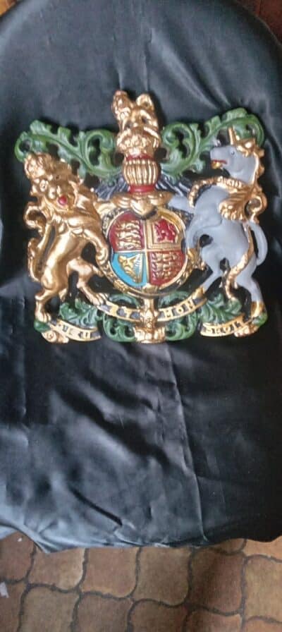 A RESIN ROYAL COAT OF ARMS---i WAS NOT AWARDED THIS! - Image 5