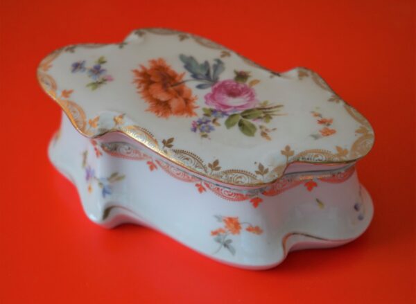 A Stunning Floral Porcelain Trinket Box - Collectible / Ideal Gift / Present