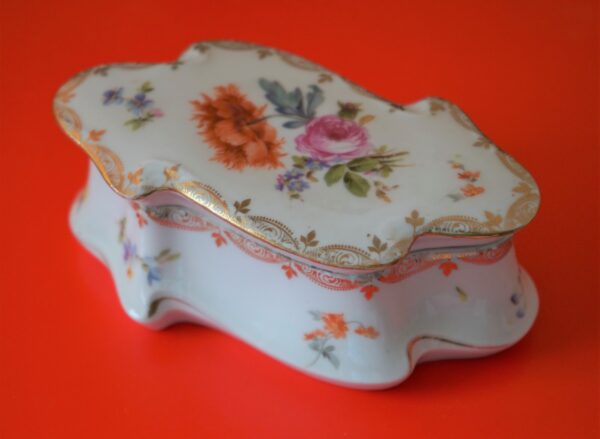 A Stunning Floral Porcelain Trinket Box – Collectible / Ideal Gift / Present Antique Royal Crown Derby Antique Ceramics 3