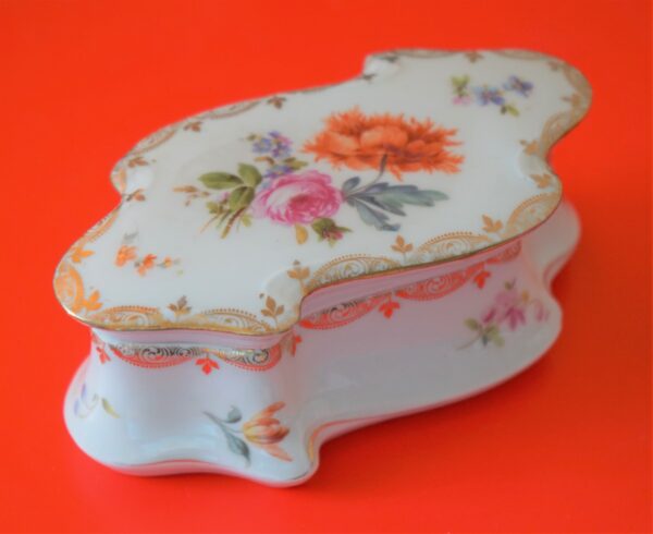 A Stunning Floral Porcelain Trinket Box – Collectible / Ideal Gift / Present Antique Royal Crown Derby Antique Ceramics 4