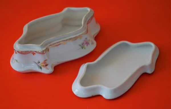 A Stunning Floral Porcelain Trinket Box - Collectible / Ideal Gift / Present - Image 3