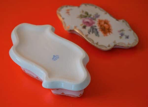 A Stunning Floral Porcelain Trinket Box - Collectible / Ideal Gift / Present - Image 4