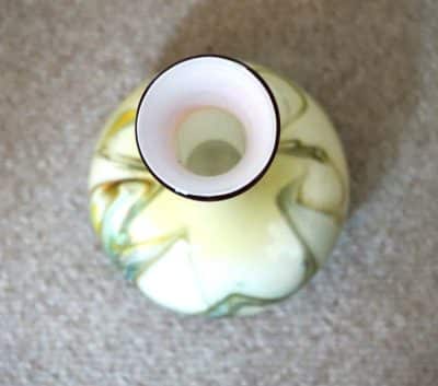 Stunning Vintage Art Glass Vase - Ideal / Wedding / Birthday Present - Image 5