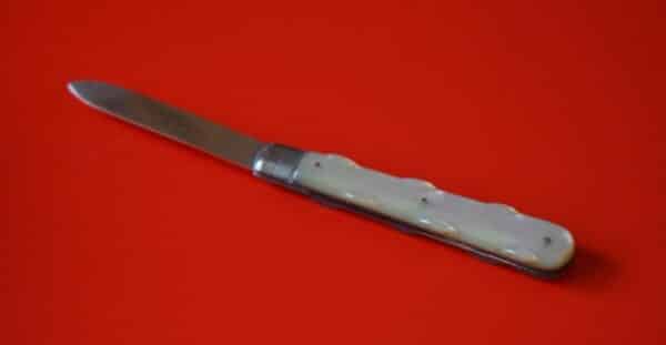 SALE – A Circa:- 1977 A Silver Mother of Pearl Sheffield Folding Fruit Knife – Collectable Knives / Present Antique Knives Antique Knives 7