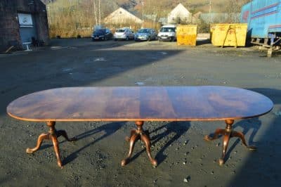 RARE mid 18th century walnut three pedestal dining table - Image 9