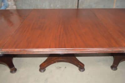 large William IV three pedestal dining table A large William IV mahogany three pedestal dining table. Antique Tables 6