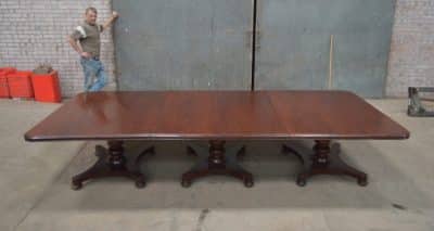 large William IV three pedestal dining table A large William IV mahogany three pedestal dining table. Antique Tables 8