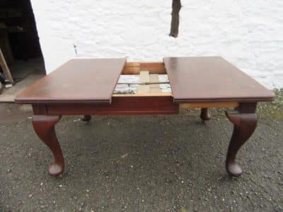 Edwardian Queen Ann mahogany dining table