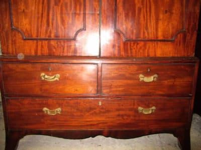 A Georgian mahogany linen press - Image 4