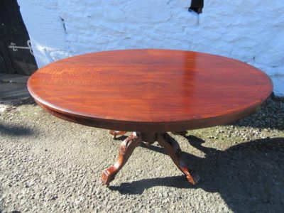 Victorian walnut tilt top Loo table. 19th century Antique Furniture 4