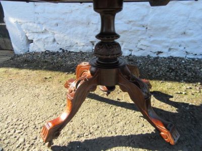 Victorian walnut tilt top Loo table. 19th century Antique Furniture 6