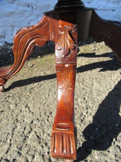 Victorian walnut tilt top Loo table. 19th century Antique Furniture 7