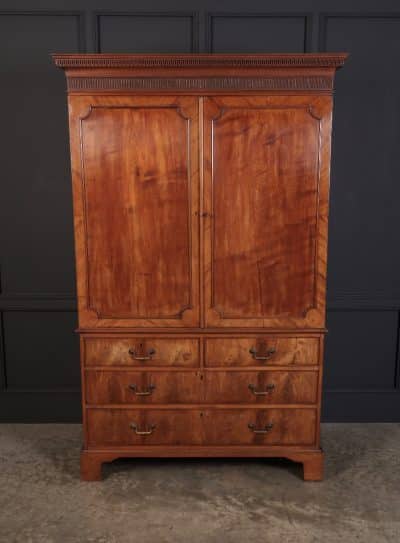 George III Mahogany Bachelors Wardrobe - Image 3