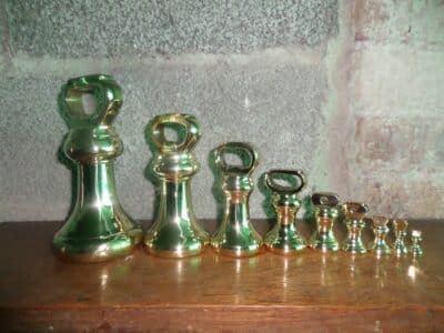 A SPLENDID SET 7lb to 1/2oz BUTCHER’S BRASS WEIGHTS.1920-1960’s Antique Collectibles 3