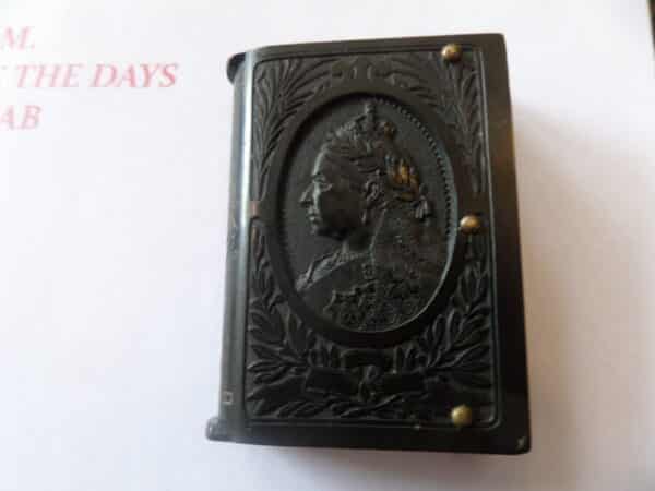 SPECIAL COMMEMORATIVE VESTSA CASE. AFTER HER FUNERAL IN 1901 Antique Collectibles 3
