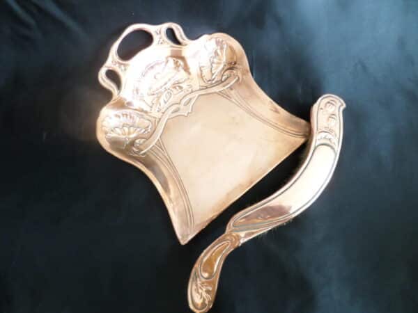 AN 'ART NOUVEAU' CRUMB TRAY & BRUSH. Early 1900's - Image 3