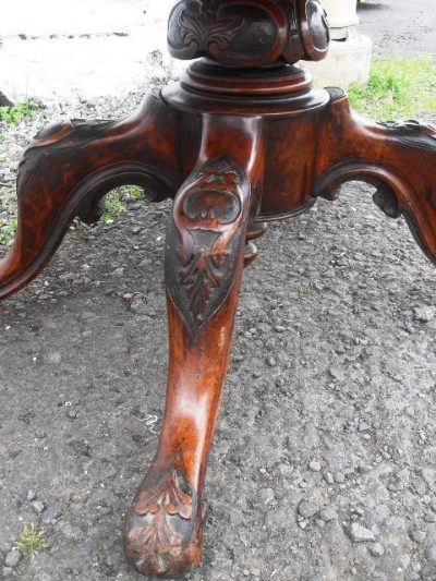 Victorian Burr walnut loo table 19th century Antique Tables 5
