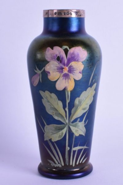 A STYLISH LOETZ STYLE IRIDESCENT GLASS VASE