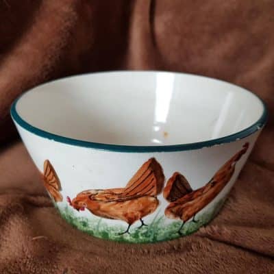 Wemyss ware bowl decorated with brown cockerels and hens - Image 2