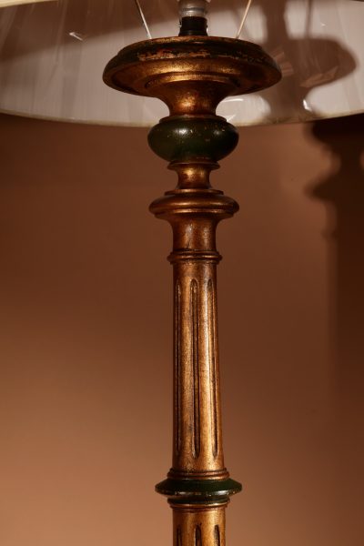 A Pair Of Very Decorative Italian Renaissance Style Turned And Carved Gilded Wooden Standard Lamps. - Image 4