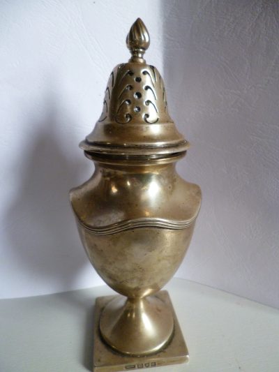 ANTIQUE SILVER SHAKER 1904 MAPPIN WEBB 6 OZS   17 CM